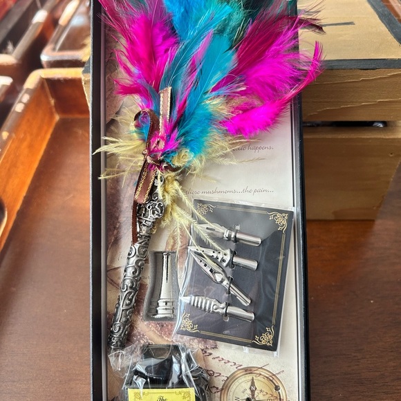 Colorful feather quill with nibs, ink and more - Picture 7 of 10
